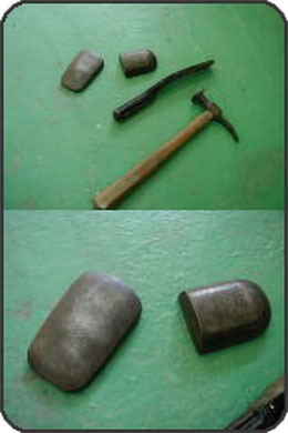板金修理で使用するドリーとハンマー