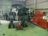 エンジンを取り外した事故車両の修理作業
