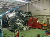 エンジン脱着後のフレーム修理作業