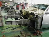 フレーム修正機で修理中の事故車両