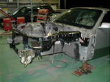車両前部の骨格修理作業
