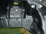 エンジンを再搭載した修理中の車両