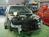 塗装作業中の事故修理車両