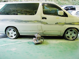 線傷修理のために下地処理を行う車両