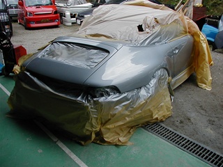 塗装作業が完了したシルバー車両
