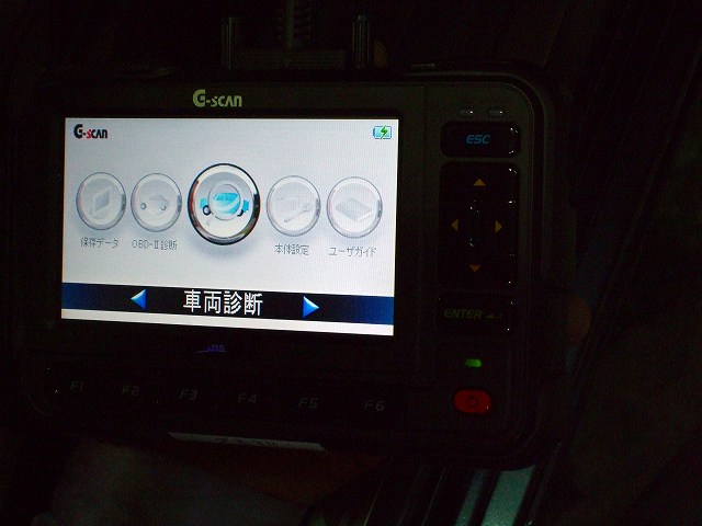 車両診断メニューを表示したコンピューター診断機