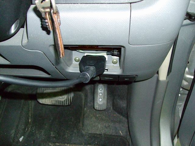 車両のOBDコネクターに診断機を接続した状態