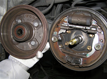 リフトアップした車両の下回り点検作業