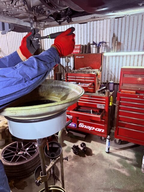 エンジンオイル交換作業を行うトップリペアの整備士