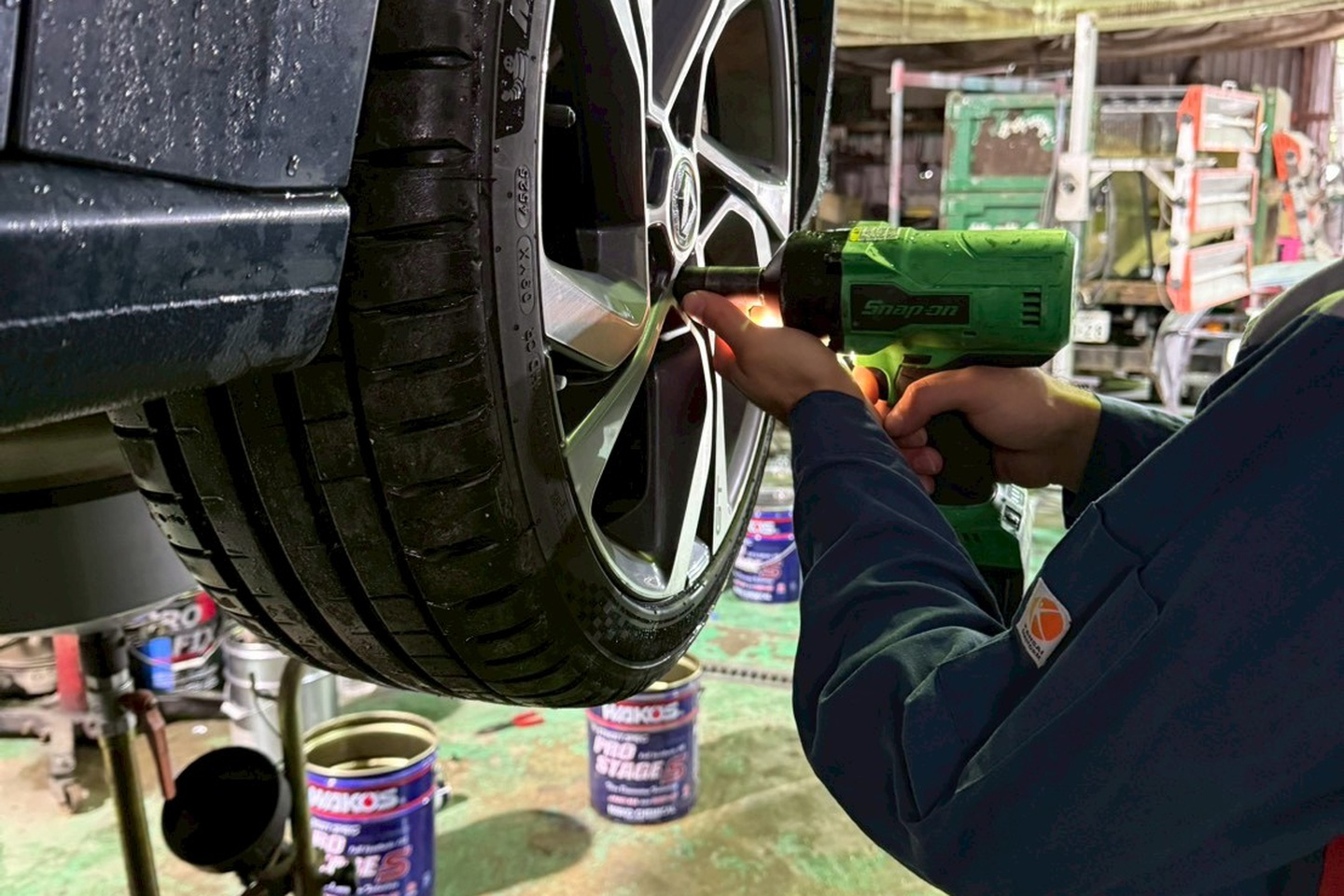 インパクトレンチを使用したタイヤ交換作業