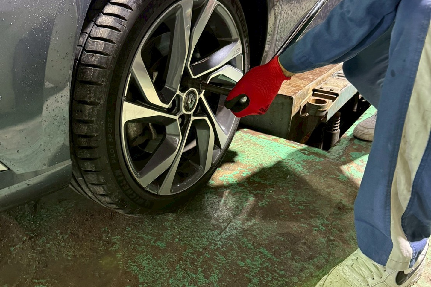 トルクレンチを使用してホイールナットを締め付ける整備作業